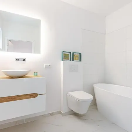 Spacious And Bright With Sunny Terrace
