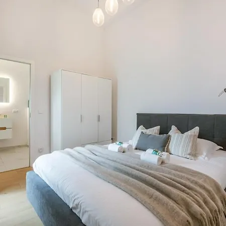 Spacious And Bright With Sunny Terrace
